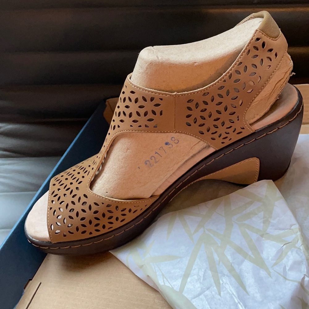 NWT JBU Chloe Sandals